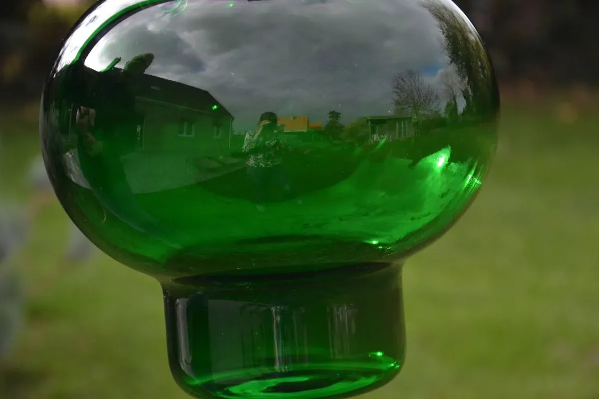 Illustration numéro 5 du produit Imposante applique en verre épais et acier riveté vintage