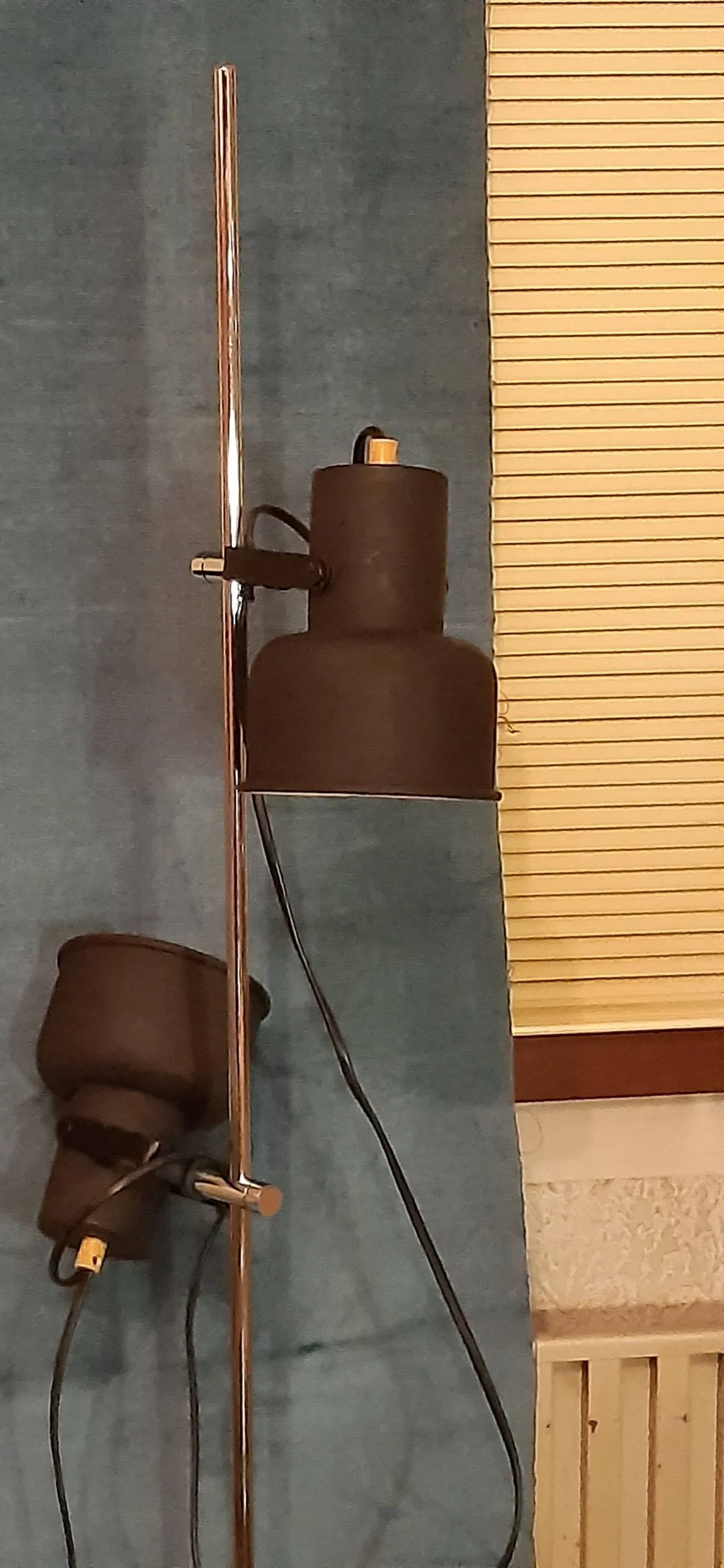 Illustration numéro 5 du produit Authentique lampadaire des années 70 à 2 abat-jours noirs réglables