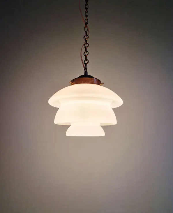 Illustration numéro 5 du produit Suspension art déco en opaline blanche et monture cuivrée, années 1920-30