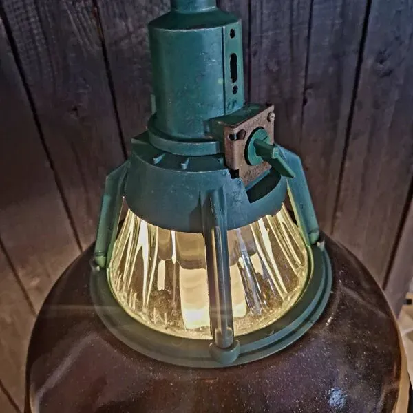 Illustration numéro 5 du produit „Alma“ lampe industrielle ukrainienne verte / noire