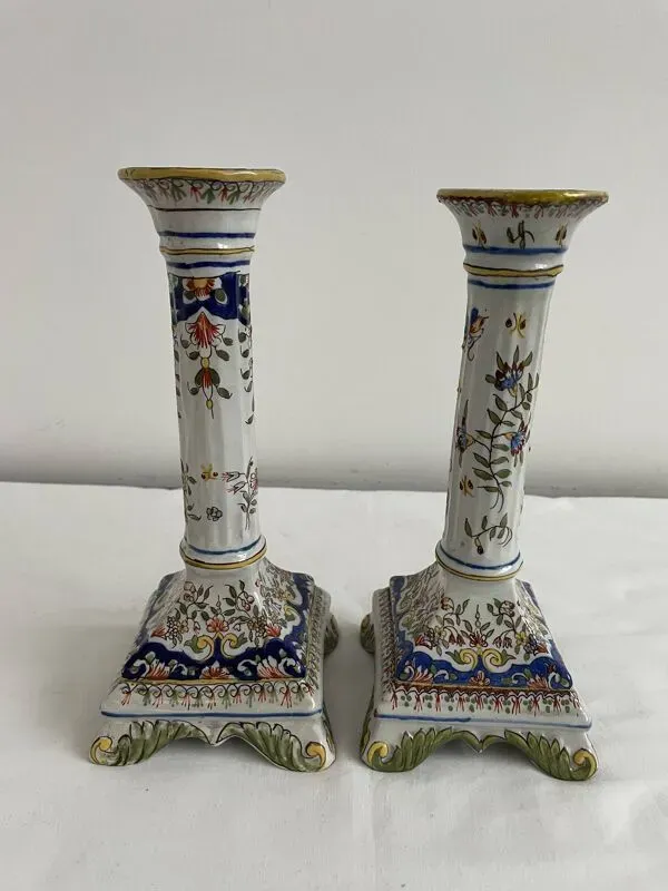 Illustration numéro 5 du produit Bougeoirs, base carré, XIXème, Fourmaintraux, Desvres, décor fleurs, volutes, lambrequins, treillis