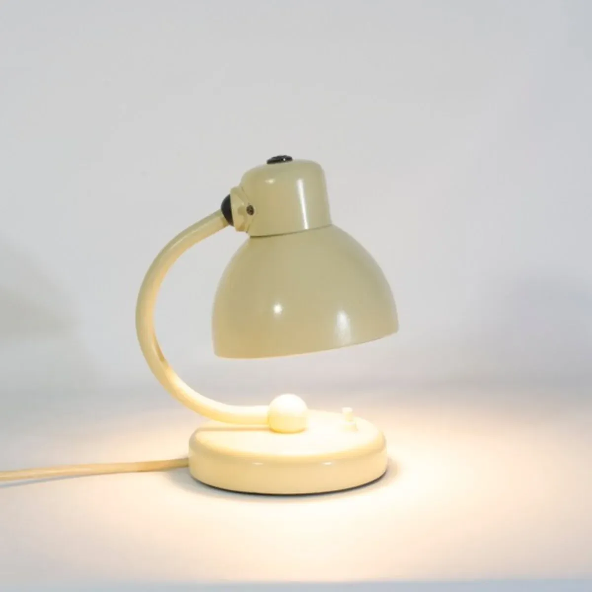 Illustration numéro 5 du produit Lampe de chevet  Kandem vers 1940, modèle n°1227 st , Conception Marianne Brandt et Hin Bredendieck.