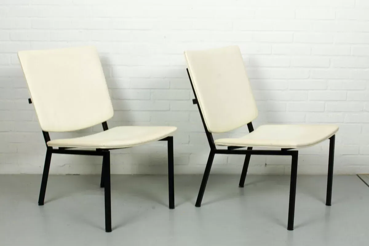 Illustration numéro 5 du produit Ensemble de 2 chaises industrielles minimalistes de cadre de tube de métal noir, des années 60