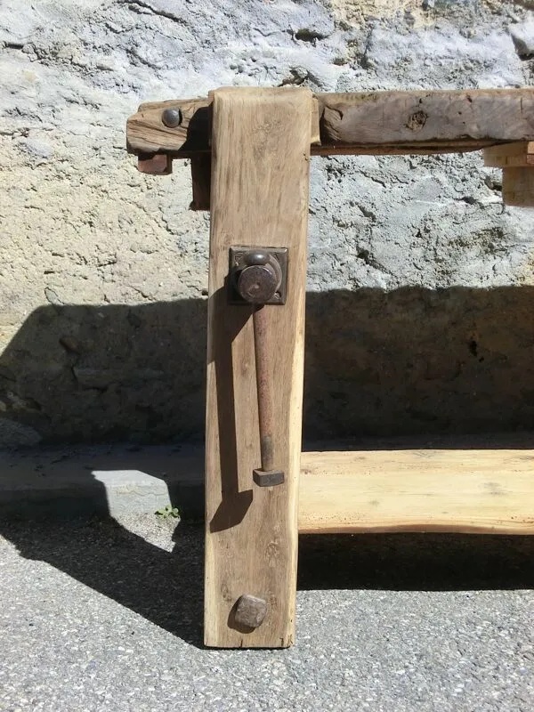 Illustration numéro 5 du produit Très ancien établi de menuisier en chêne - Meuble de métier plein de charme