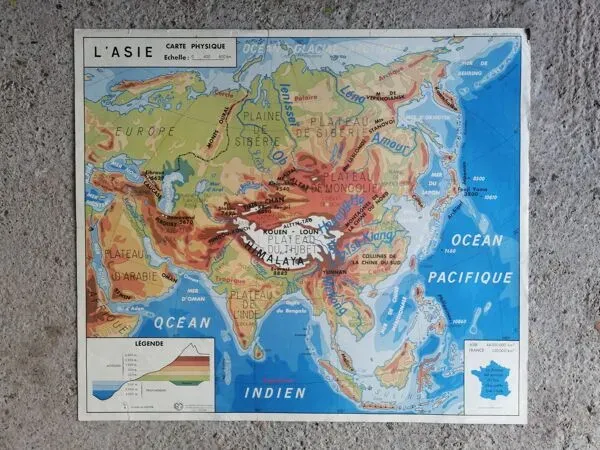 Illustration numéro 5 du produit Carte physique d'école Amérique du nord / Asie vintage.