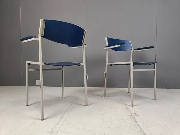Illustration numéro 5 du produit Fauteuils empilables minimalistes en métal et contreplaqué par Gijs Van Der Sluis
