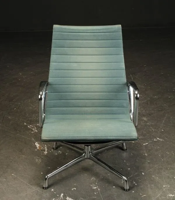 Illustration numéro 5 du produit Chaise de bureau en aluminium Charles & Ray Eames