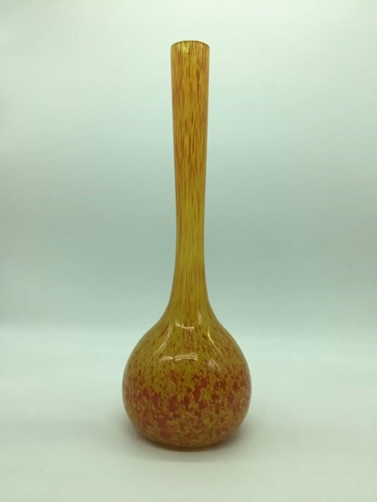 Illustration numéro 5 du produit Vase à long col signé Mulaty de style Art Déco