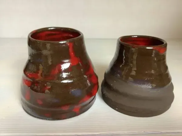 Illustration numéro 5 du produit Paire de vases rouge forme pied d’éléphant