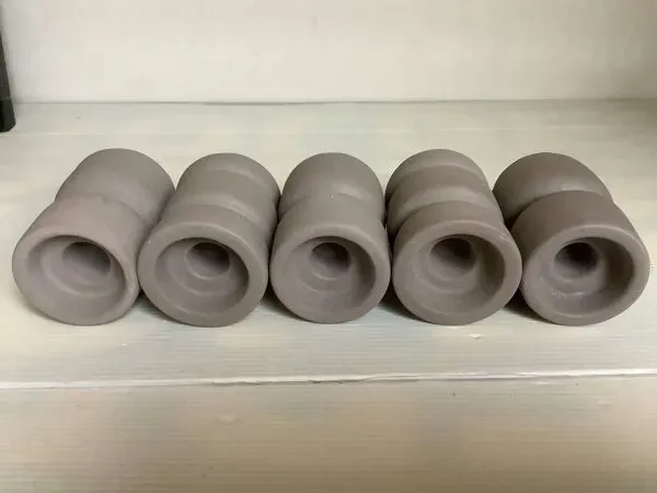 Illustration numéro 5 du produit Cinq bougeoirs gris mat