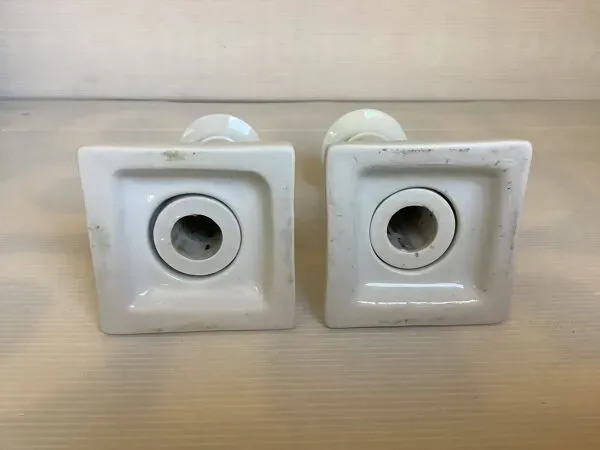 Illustration numéro 5 du produit Paire de bougeoirs colonnes