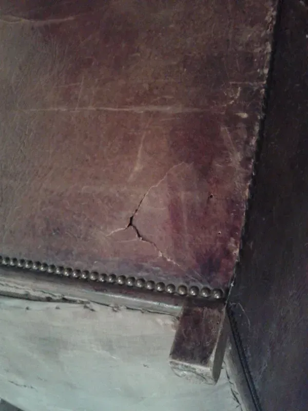 Illustration numéro 5 du produit Fauteuil club  en cuir des années 30