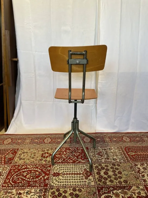 Illustration numéro 5 du produit Ancienne chaise d’atelier haute en bois et métal