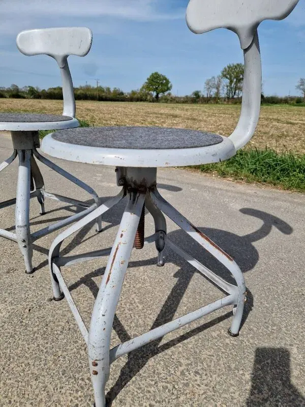 Illustration numéro 5 du produit Lot de 2 chaises d'atelier Modèle Nicolle à queue de baleine