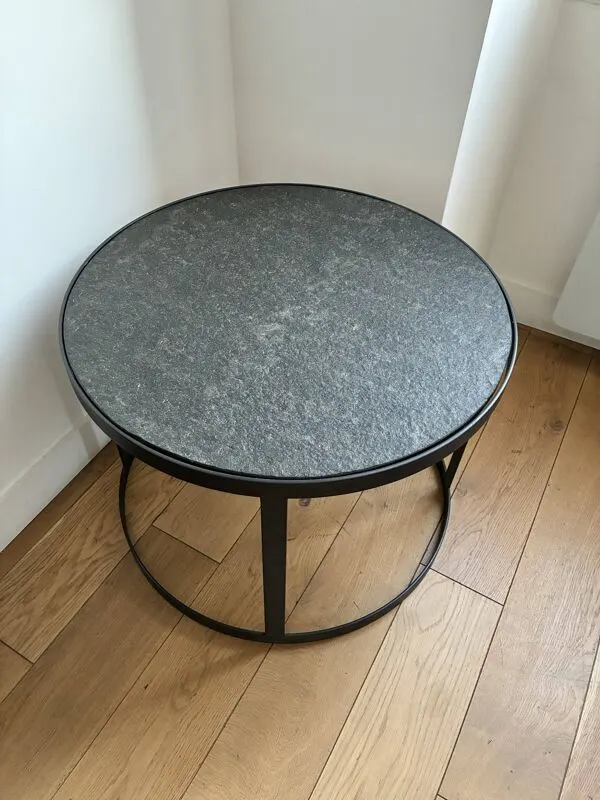 Illustration numéro 5 du produit Table basse ronde pierre naturelle et métal  – design contemporain