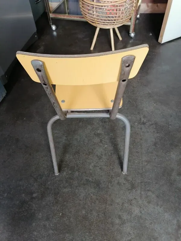 Illustration numéro 5 du produit Petite chaise ecole 1950s tubee formica jaune
