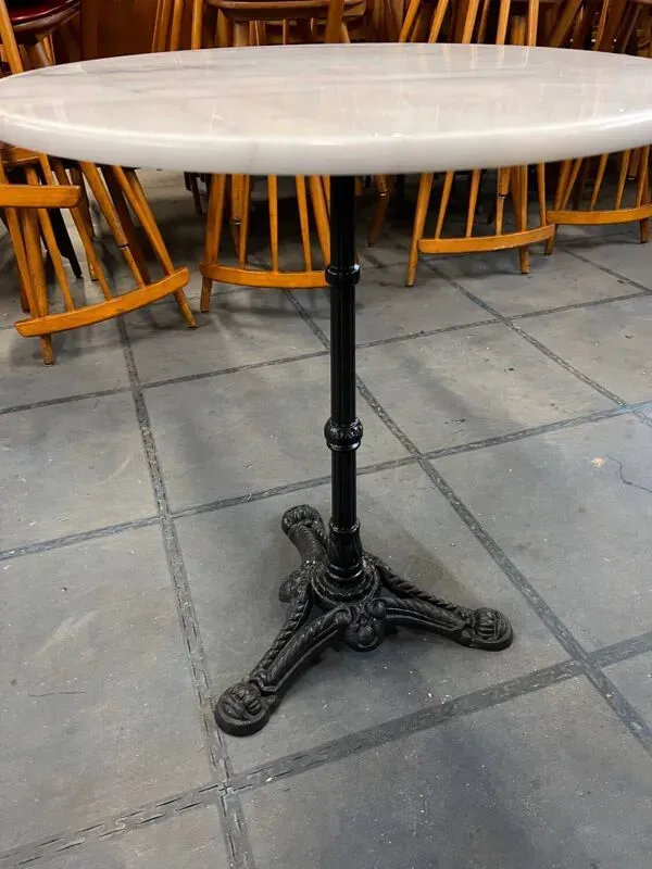 Illustration numéro 5 du produit Table en marbre noir