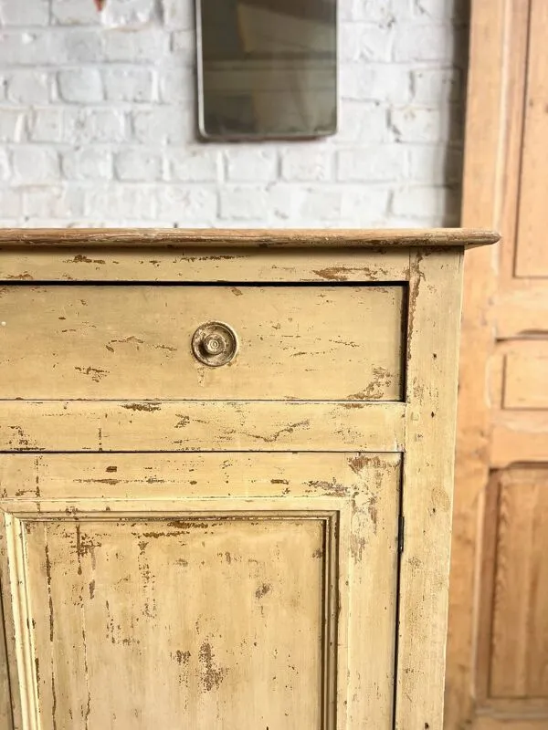 Illustration numéro 5 du produit Ancien buffet en bois jaune patiné