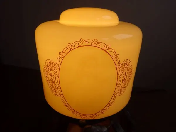 Illustration numéro 5 du produit Ancienne lampe veilleuse en fer forgé et opaline