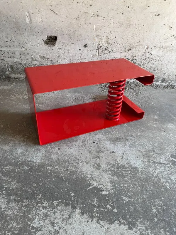 Illustration numéro 5 du produit Table basse en acier laqué rouge vif avec ressort sculptural, design industriel unique