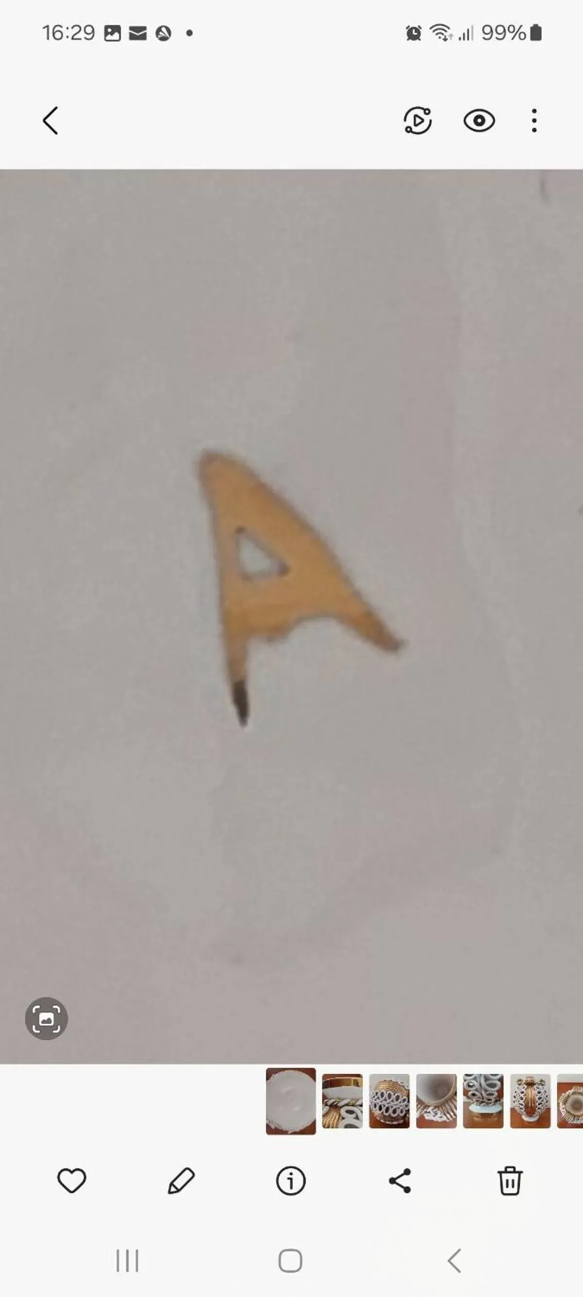 Illustration numéro 5 du produit Vase boule Sainte Radegonde en faïence blanche et dorée vers 1940-1950