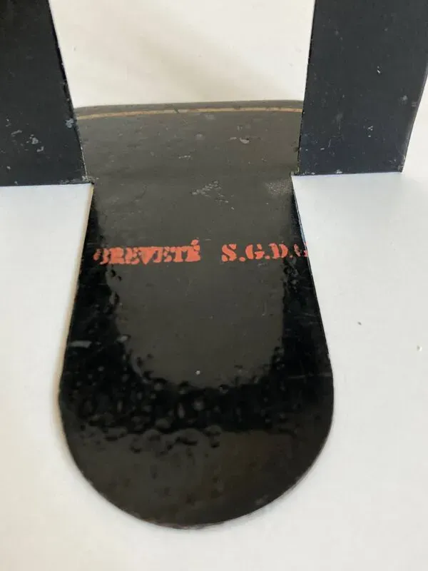 Illustration numéro 5 du produit Paire de serre livres Gras de notaire en métal plié 1920