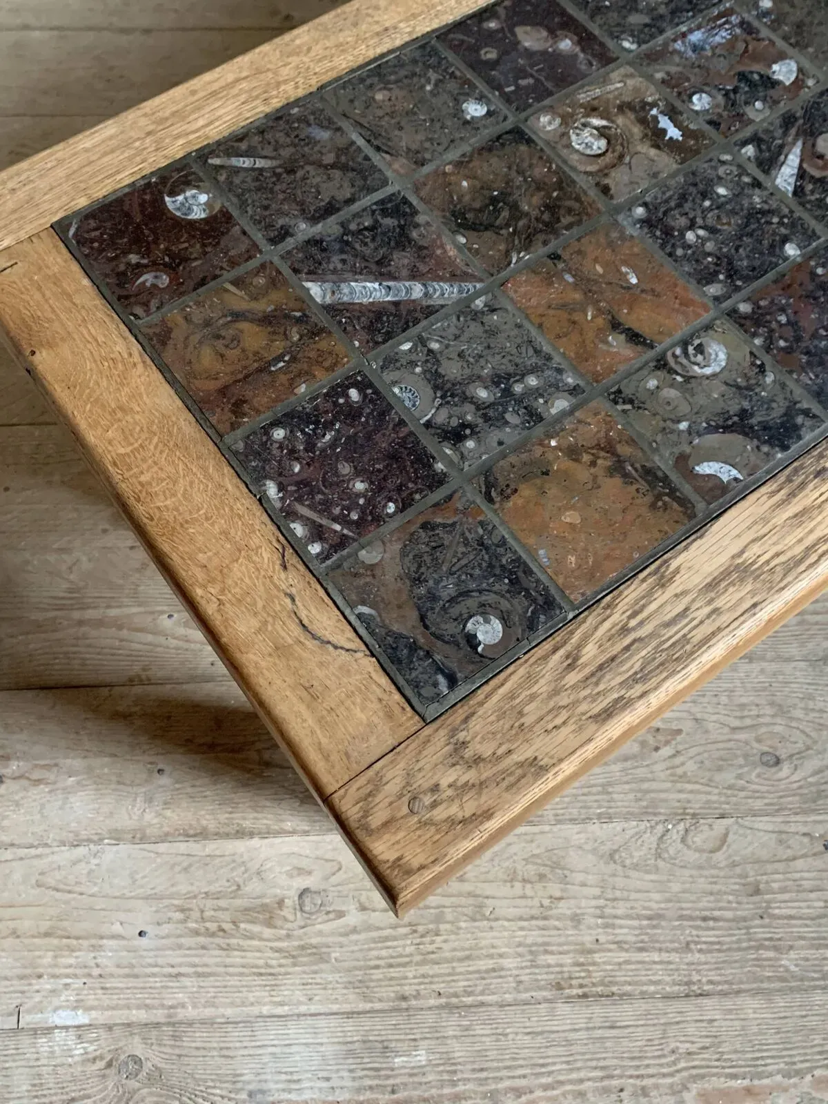 Illustration numéro 5 du produit Table basse brutaliste en chêne massif et marbre, années 70