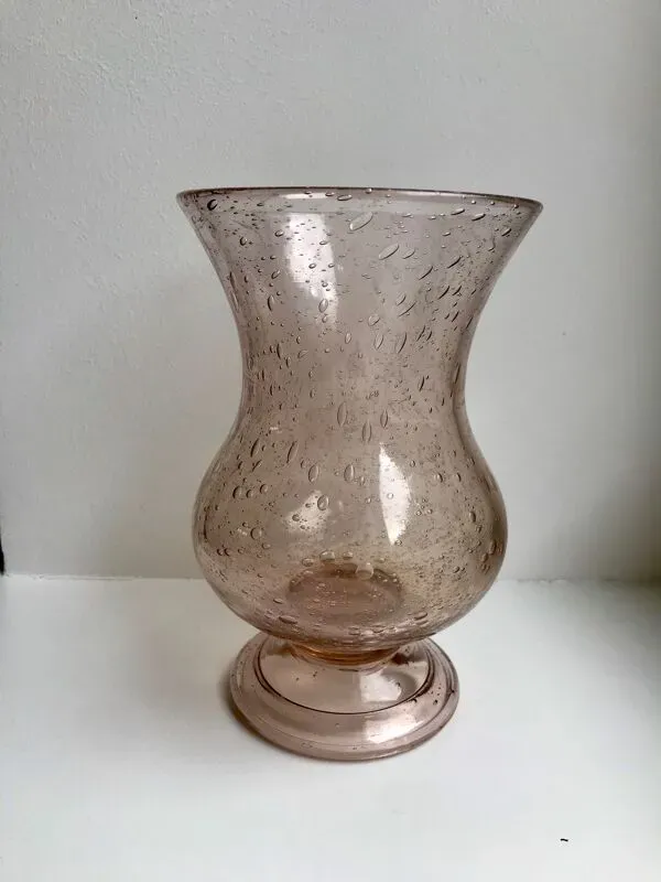 Illustration numéro 5 du produit Vase en verre bullé de biot rose années 60-70