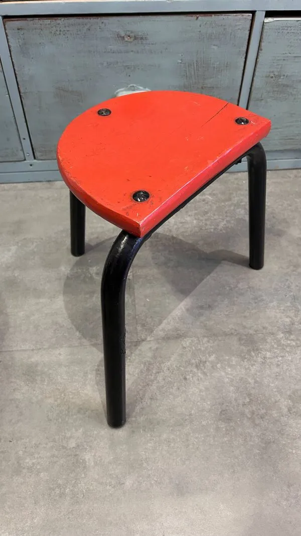 Illustration numéro 5 du produit Tabouret tripode rouge en style industriel