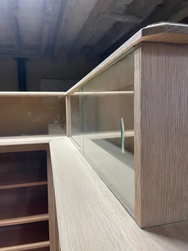 Illustration numéro 5 du produit Meuble de métier ancien d’angle en chêne – bibliothèque / meuble de ra