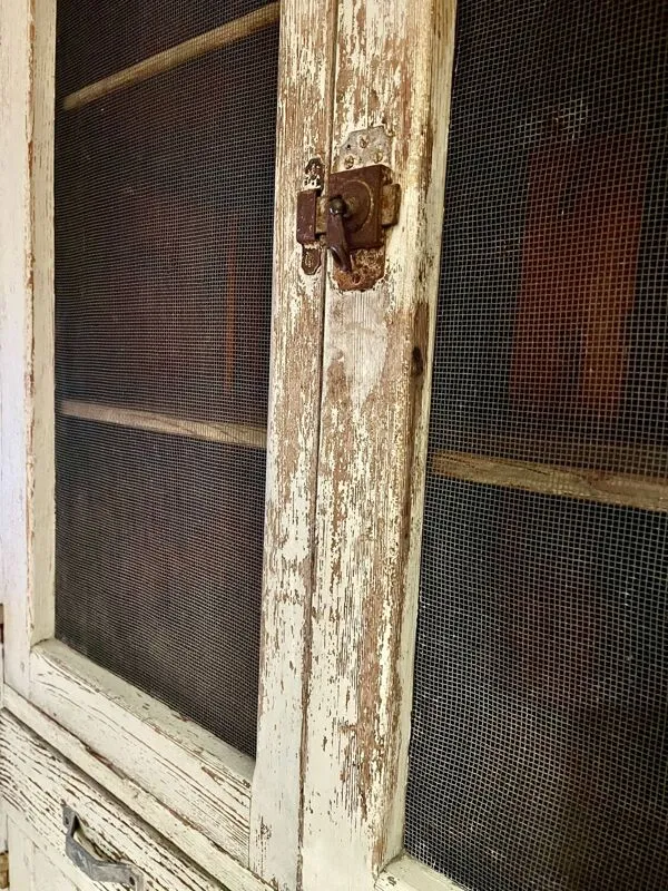 Illustration numéro 5 du produit Buffet, vaisselier, garde-manger en bois patiné