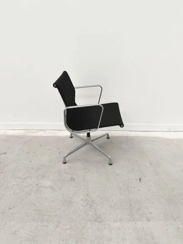 Illustration numéro 5 du produit Chaise de bureau « EA 108 » de Charles & Ray Eames pour Vitra, 2001