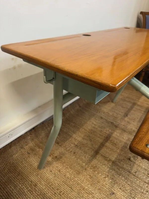 Illustration numéro 5 du produit Ancien pupitre double d’écolier –  bois et métal