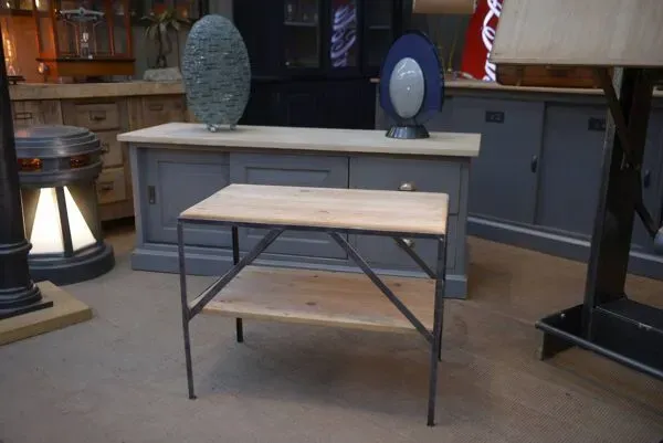 Illustration numéro 5 du produit Petite table d’appoint industrielle 1970s