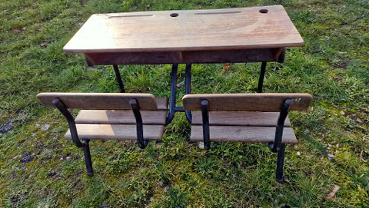 Illustration numéro 5 du produit Ancien double bureau d'école