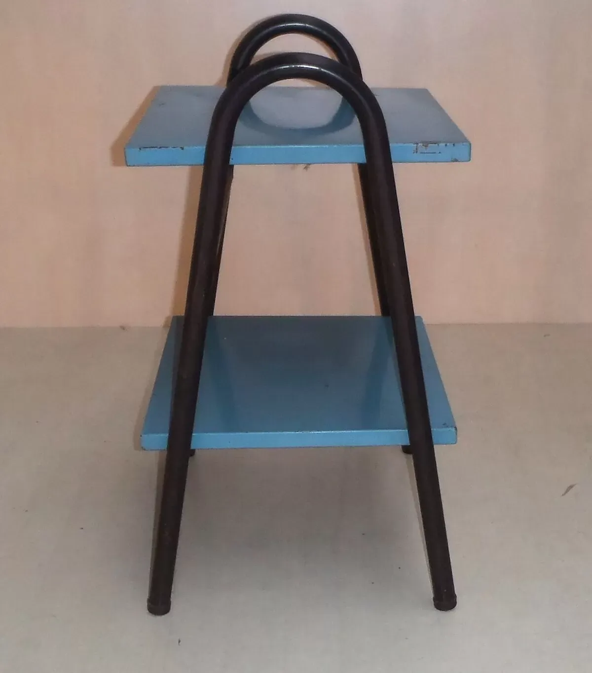 Illustration numéro 5 du produit Petite table d'appoint