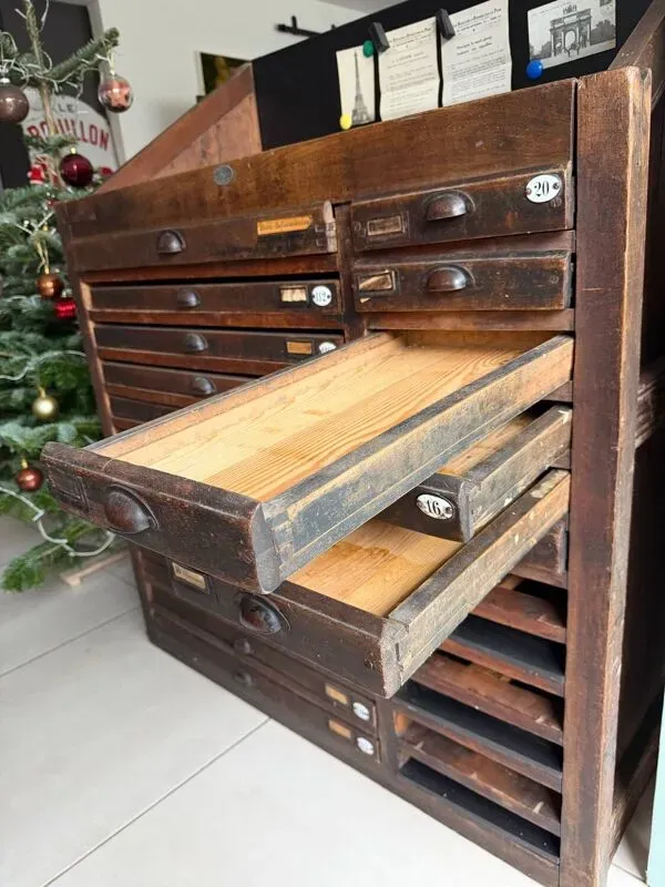Illustration numéro 5 du produit Ancien meuble de métier à tiroirs