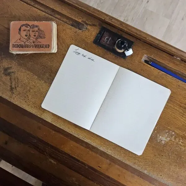 Illustration numéro 5 du produit Bureau ancien / banc d'école (1920) en fonte De Mark Breda Hollande