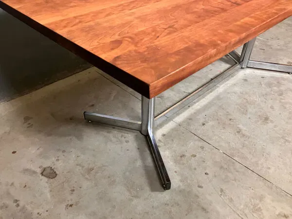 Illustration numéro 5 du produit Table de salle à manger vintage chromée en merisier massif de style industriel