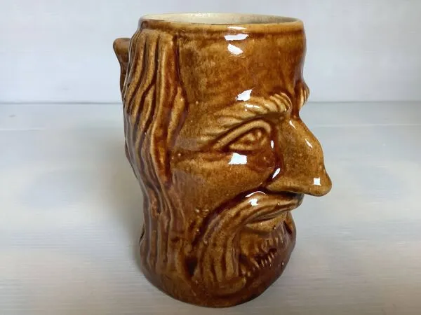 Illustration numéro 5 du produit Vase anthropomorphe