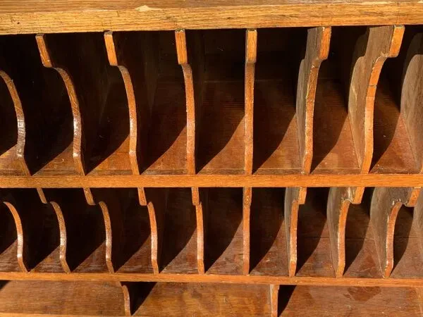 Illustration numéro 5 du produit Casier de tri postal ancien en bois