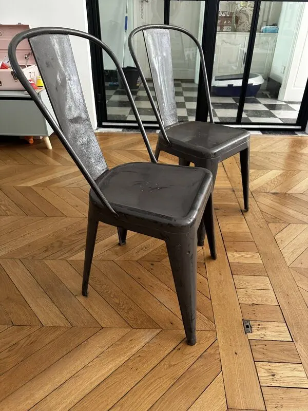 Illustration numéro 5 du produit Paire de chaises Tolix modèle A anciennes, dessinées par Xavier Pauchard.