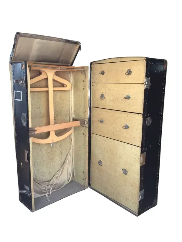 Illustration numéro 5 du produit Malle de cabine ancienne verticale – 109 cm – intérieur parchemin