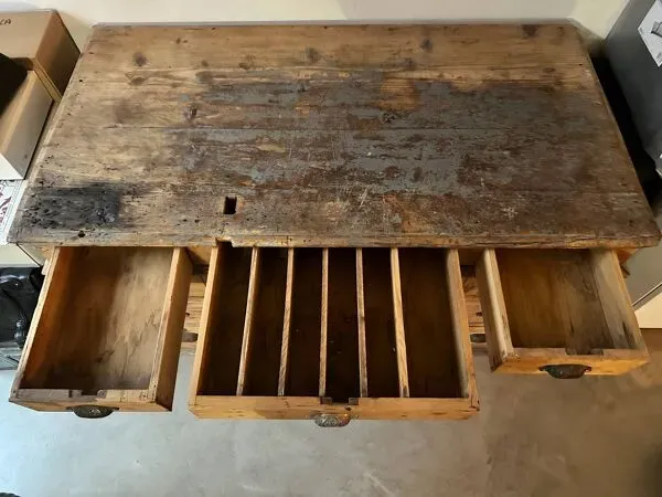 Illustration numéro 5 du produit Grand bureau ancien de métier / bureau d’atelier – fin XIXe / début XXe