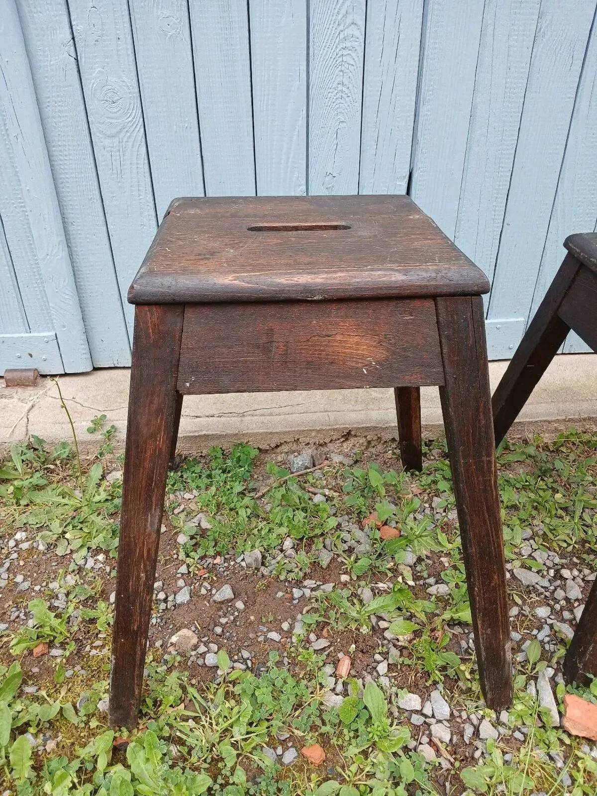 Illustration numéro 5 du produit 2 tabourets d'atelier anciens en bois