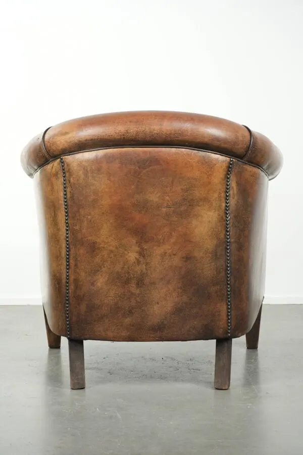 Illustration numéro 5 du produit Fauteuil club en peau de mouton avec une belle patine et une finition avec passepoil noir.