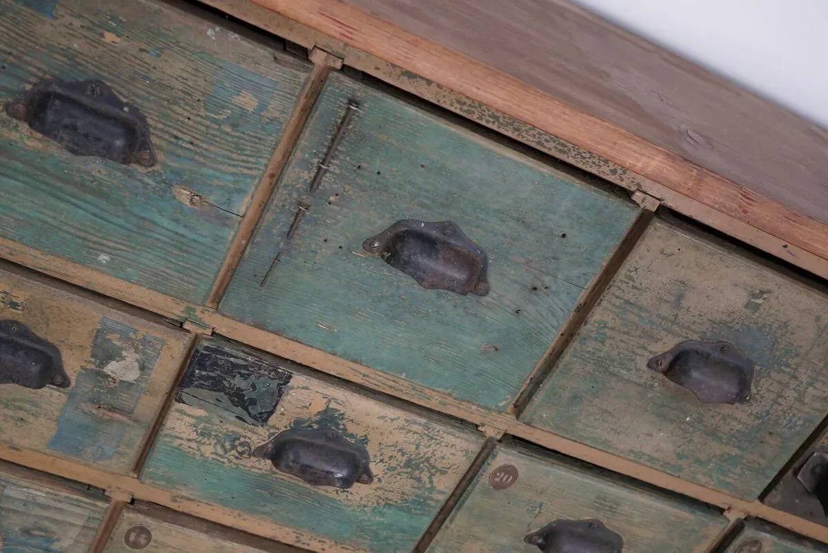 Illustration numéro 5 du produit Meuble de quincaillerie industriel en pin peint, France années 1950