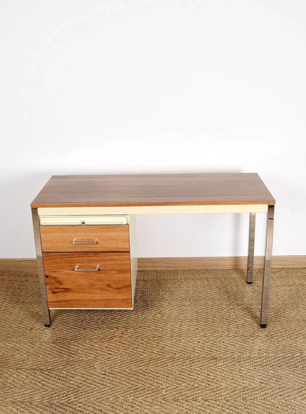 Illustration numéro 5 du produit Bureau des années 50, fabriqué par la marque Strafor.