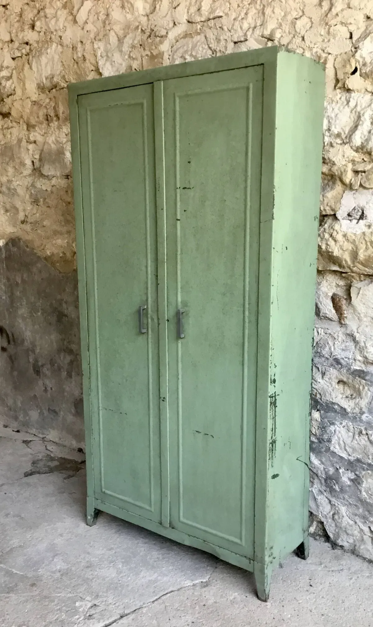 Illustration numéro 5 du produit Armoire industrielle d’atelier en métal riveté - vintage 1960