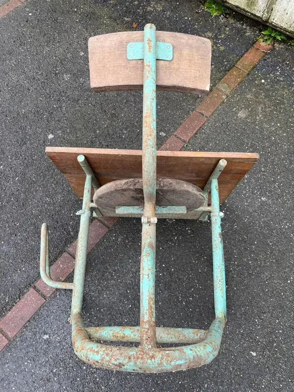 Illustration numéro 5 du produit Ancien bureau d école écolier